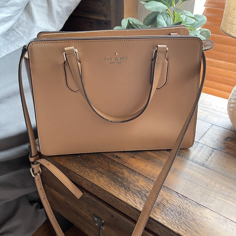 Kate Spade Camel Colored Cross Body Purse. Good Preowned Condition.🤎🤎🤎🤎